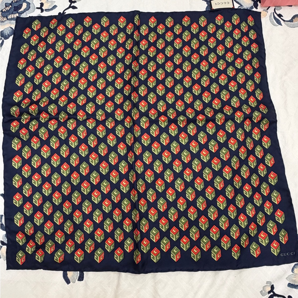 New GUCCI Silk Pocket Square - Picture 2 of 5